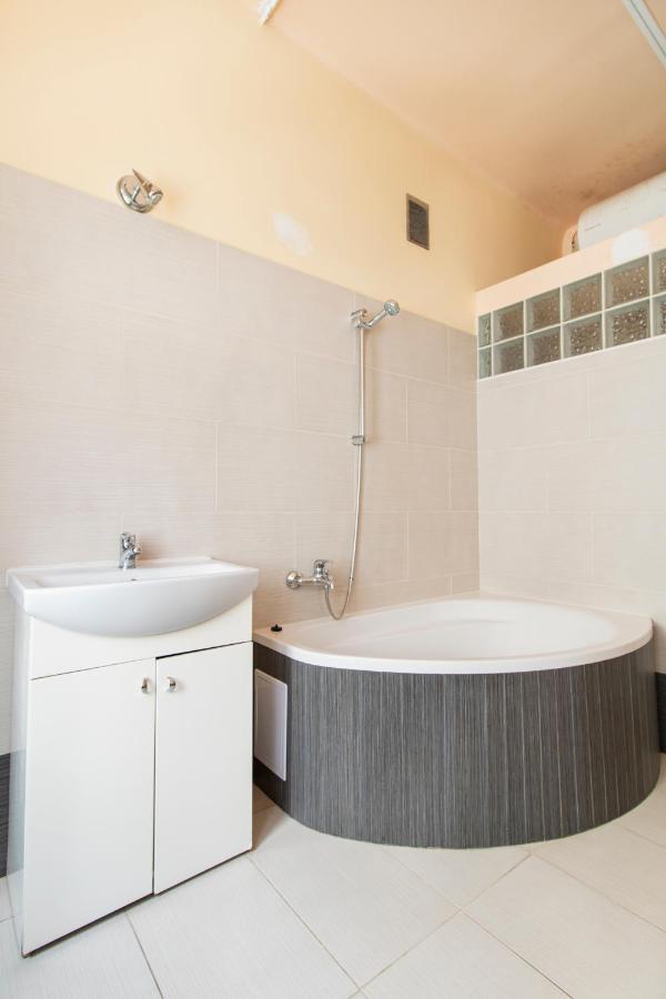 Spacious Apartments Zyblikiewicza Street كراكوفيا المظهر الخارجي الصورة